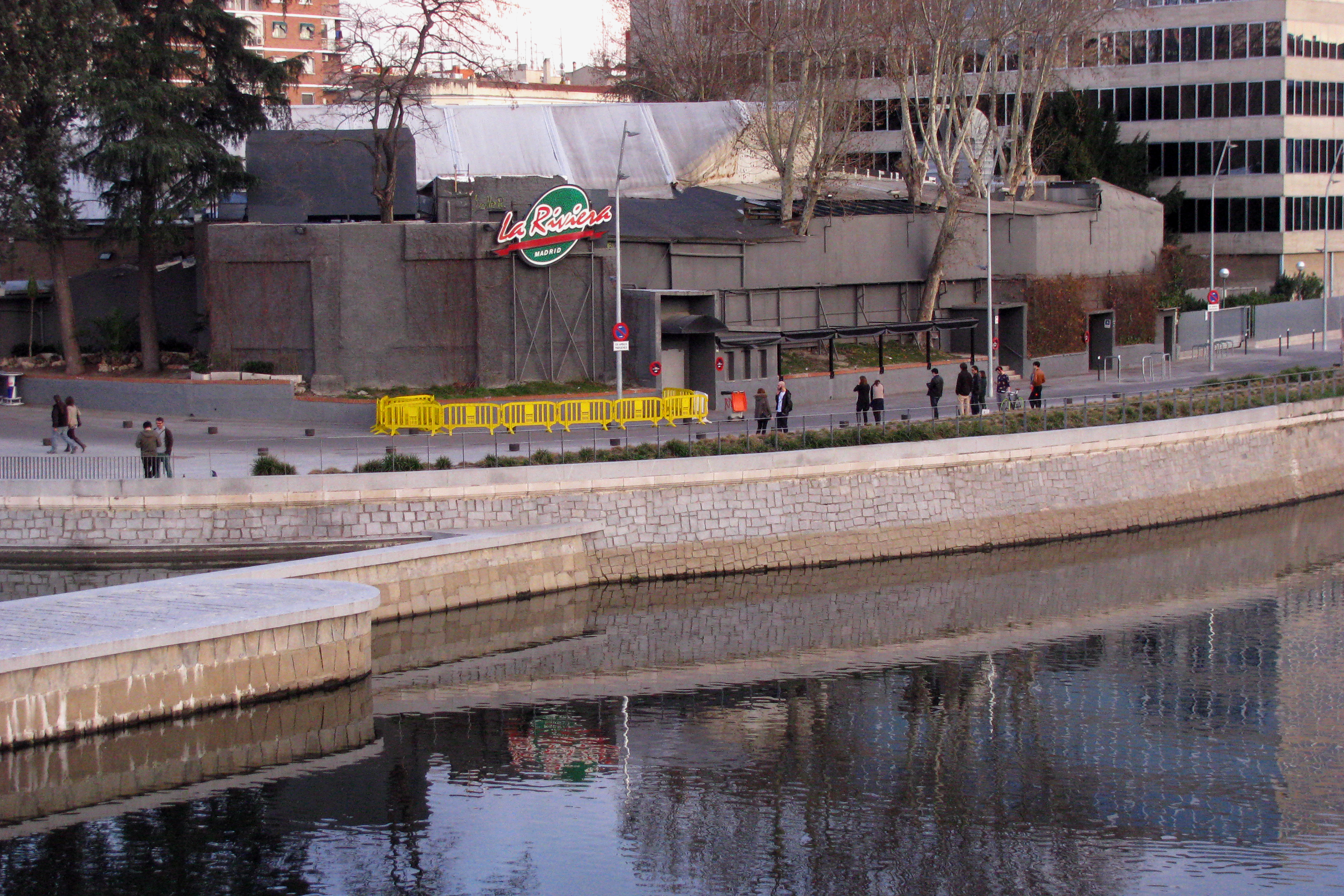 Exterior de la sala La Riviera en Madrid, sede del concierto de All Them Witches
