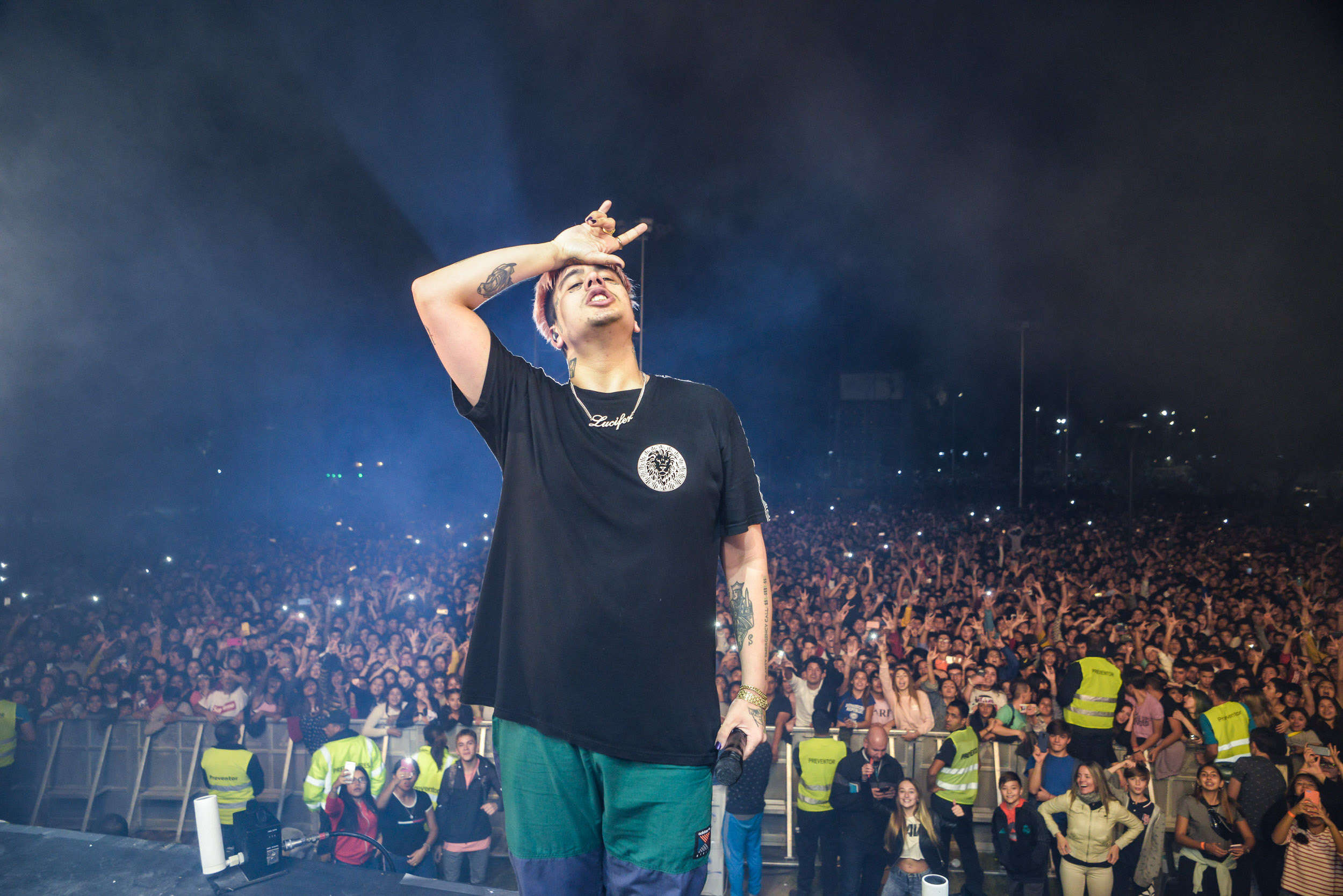 Duki en directo frente a una multitud durante un concierto