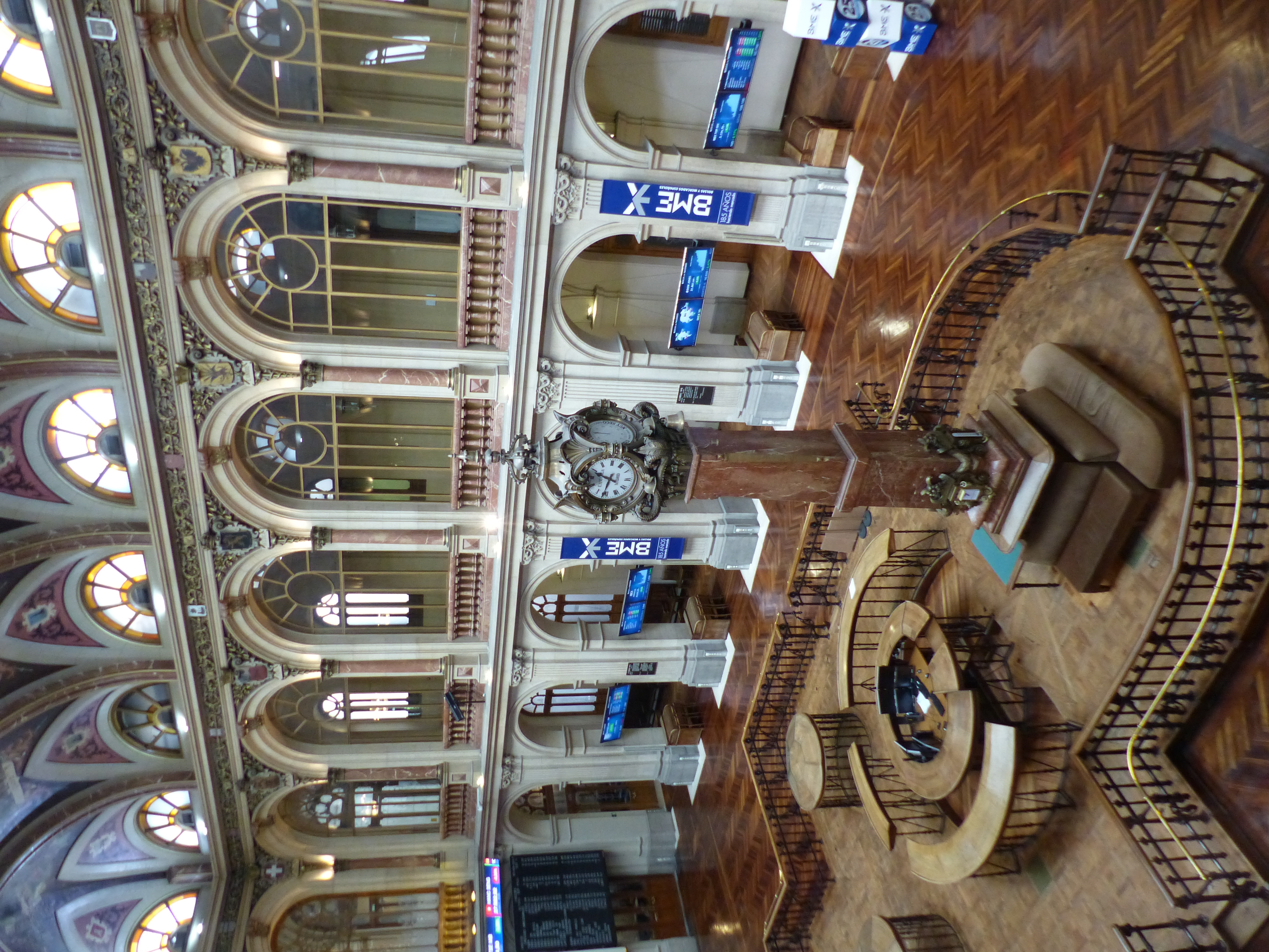 Interior del Palacio de la Bolsa de Madrid durante la sesión en la que el Ibex supera los 16.000 puntos