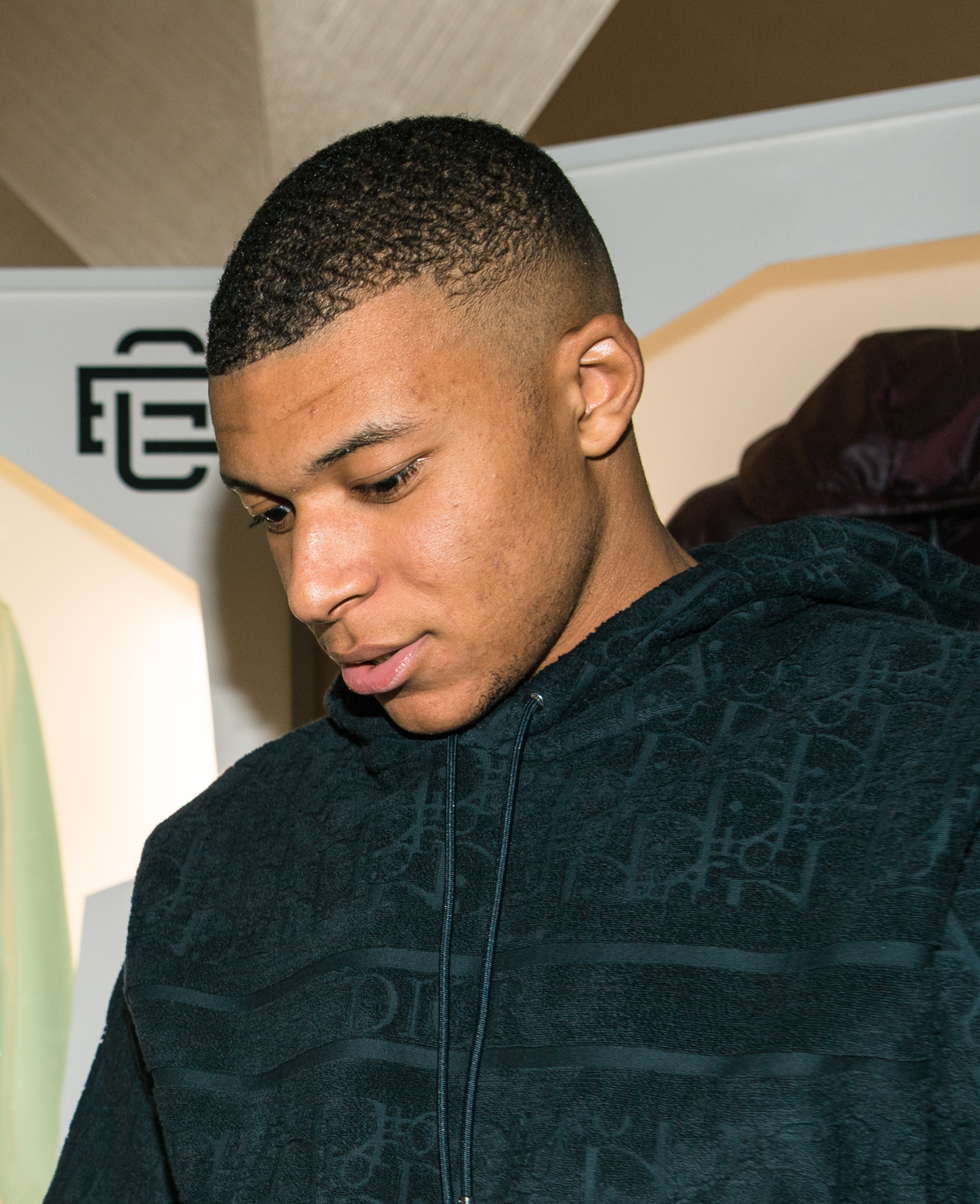 Mbappé y Bellingham celebran durante el Real Madrid–Barcelona en el Bernabéu