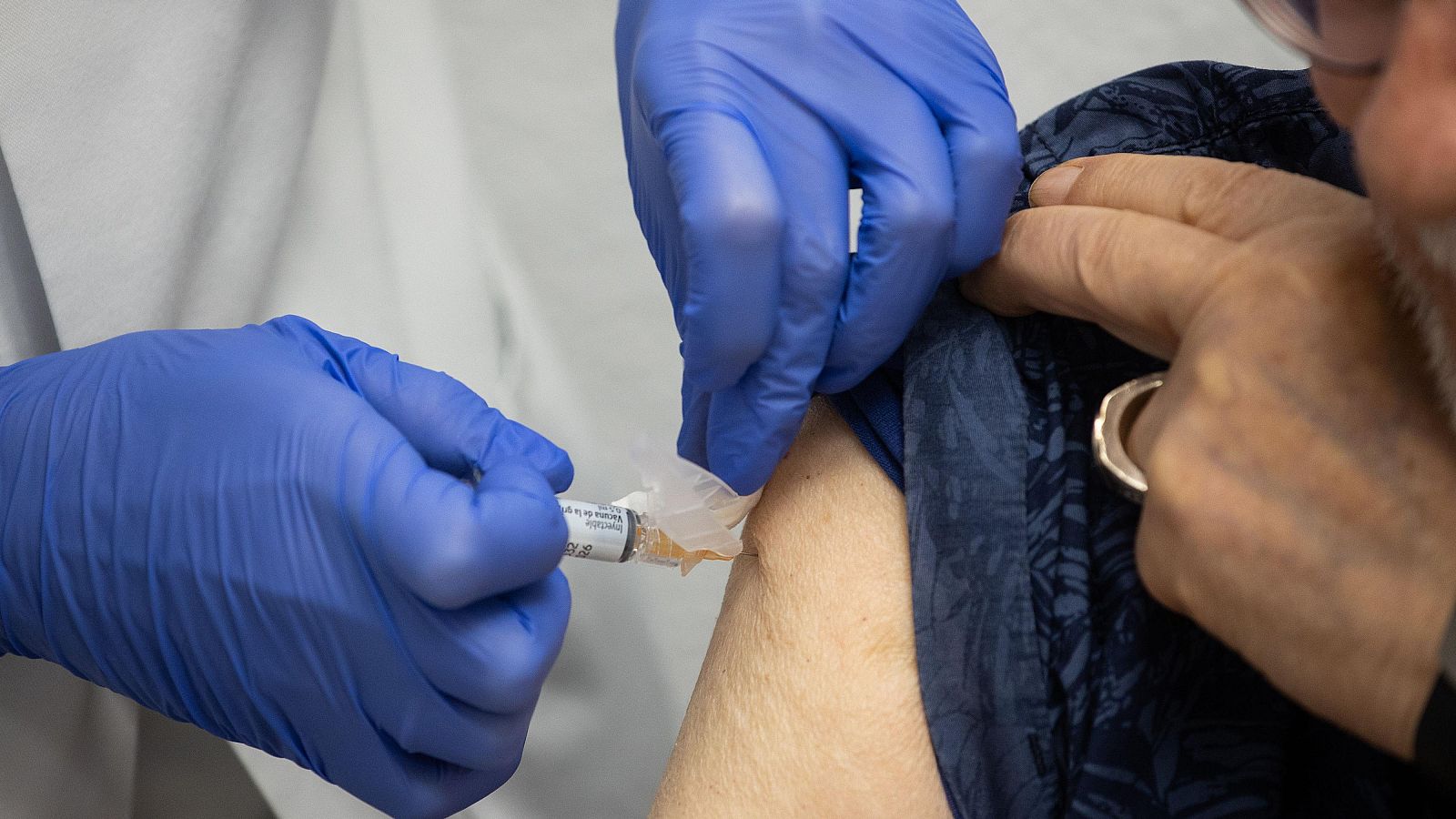 Administración de vacuna antigripal en un centro de salud de Madrid