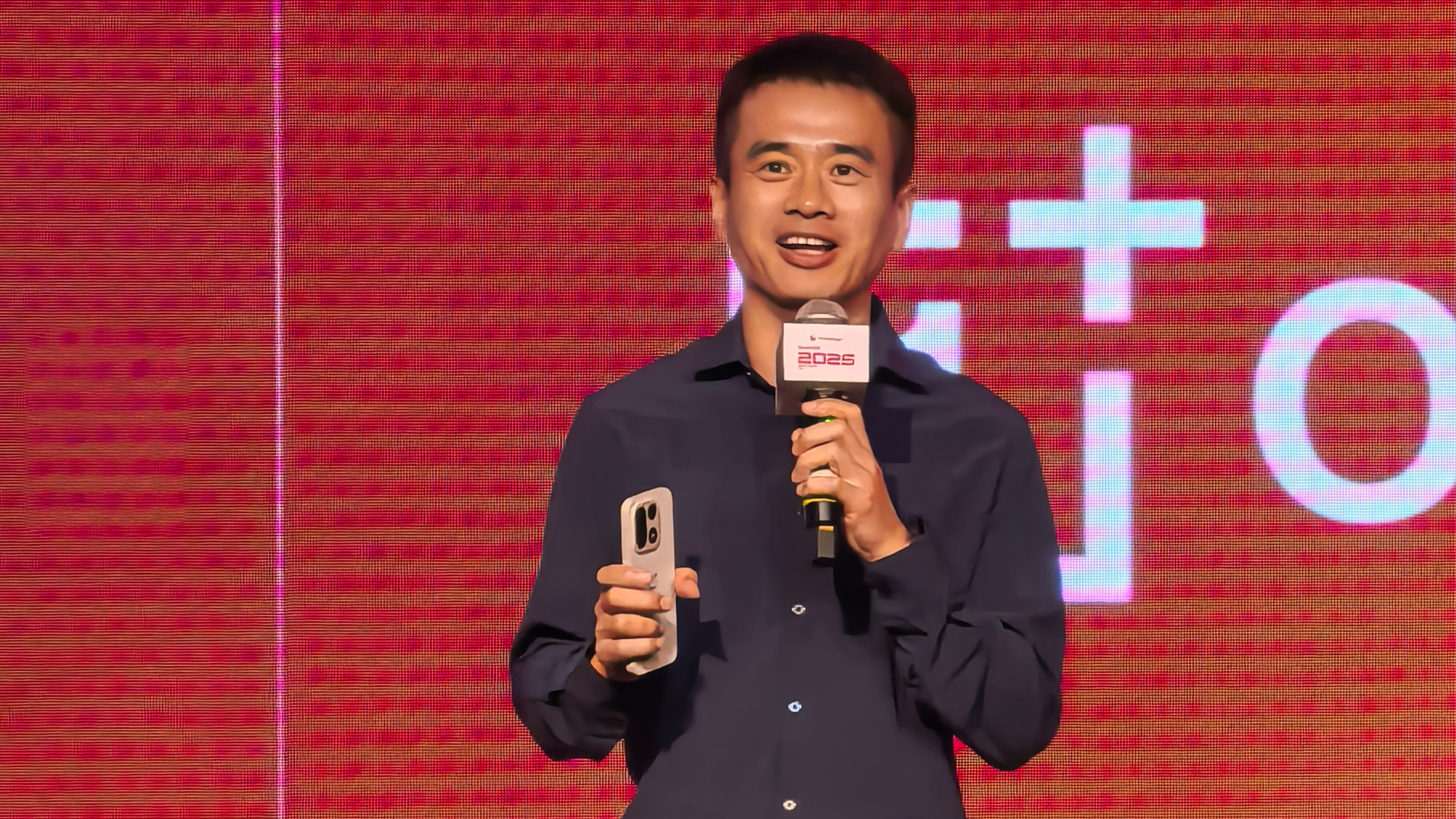 Presentación del OnePlus 15 con color Sand Storm en el evento de China