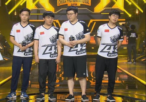 Equipo de PUBG en el escenario durante un torneo internacional