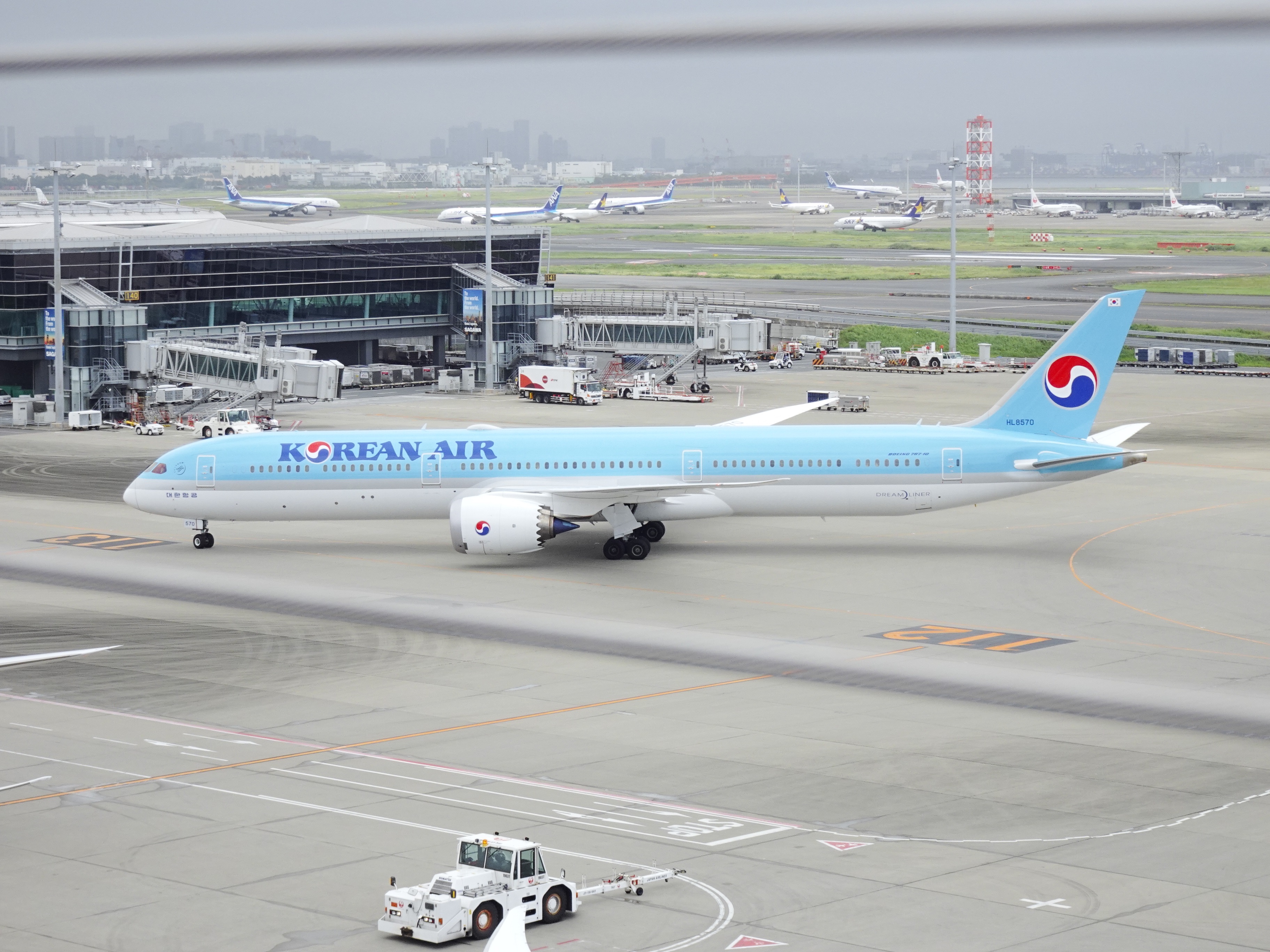Avión rodando en la pista del aeropuerto de Haneda durante la llegada de delegaciones