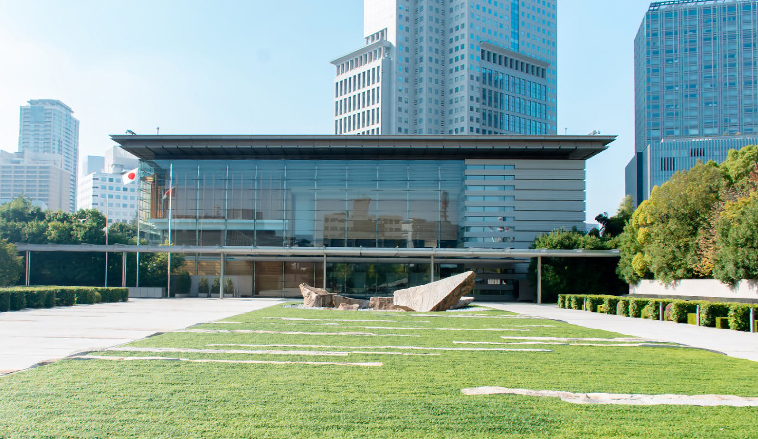 Trump aterriza en Tokio para abrir agenda con Takaichi y el emperador